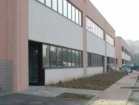 Edificio industriale su due piani con finestre a nastro