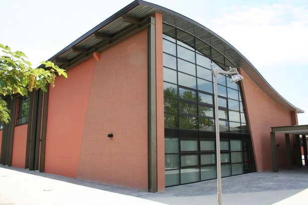Edificio pubblico con facciata vetrata e copertura curva