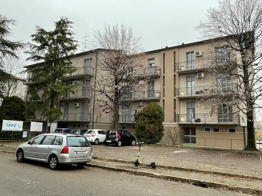Condominio di cinque piani con cartello di cantiere MPF