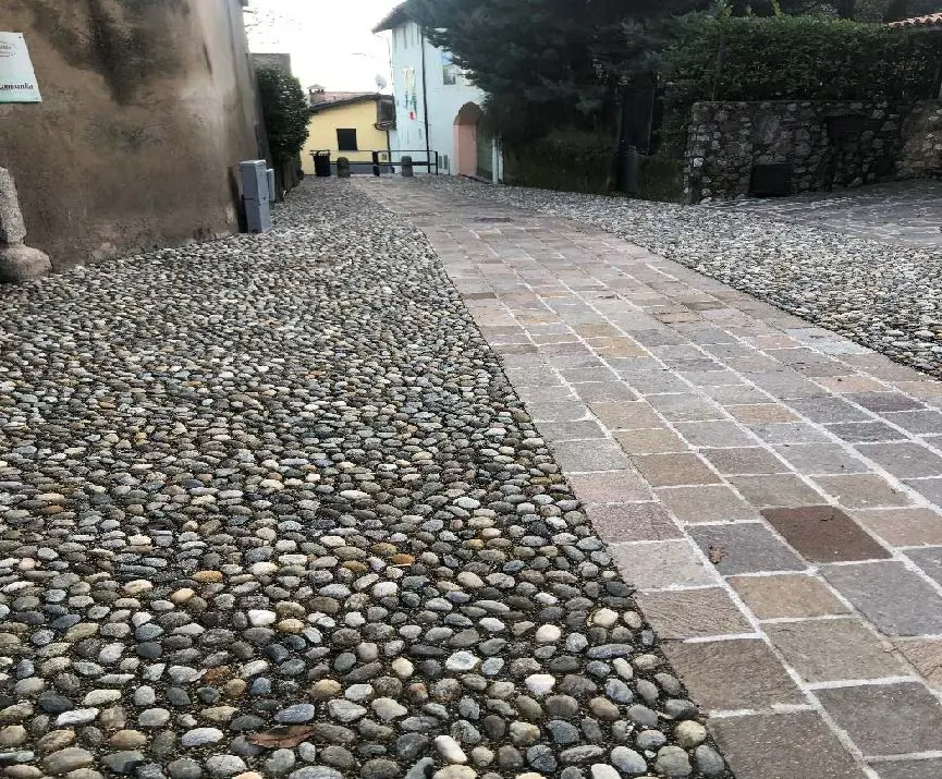 Strada del centro storico in ciottoli con fascia centrale in lastre di pietra
