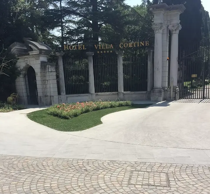 Pavimentazione in pietra e cubetti davanti all'ingresso di una villa storica