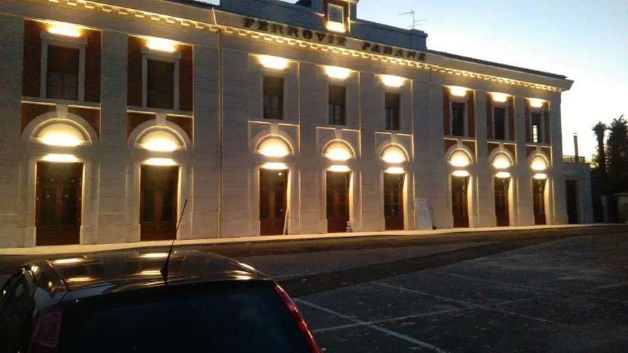 Facciata illuminata della stazione ferroviaria di Ferrara