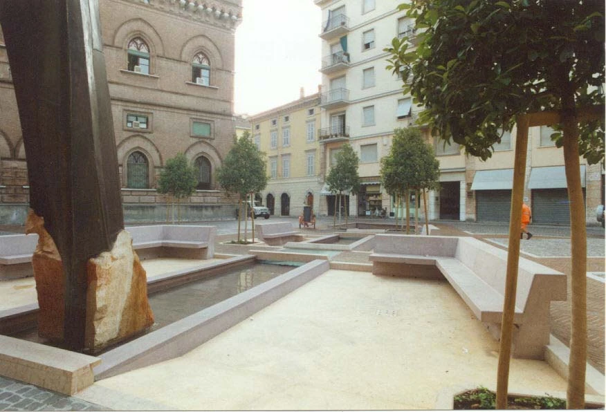 Piazza riqualificata con sedute in pietra e alberature